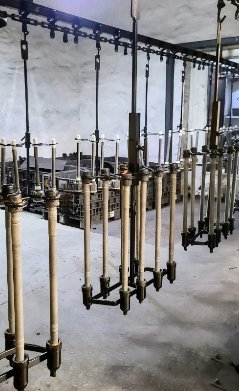 Piezas en Percha para ser tratadas, en Pinta del Bajío